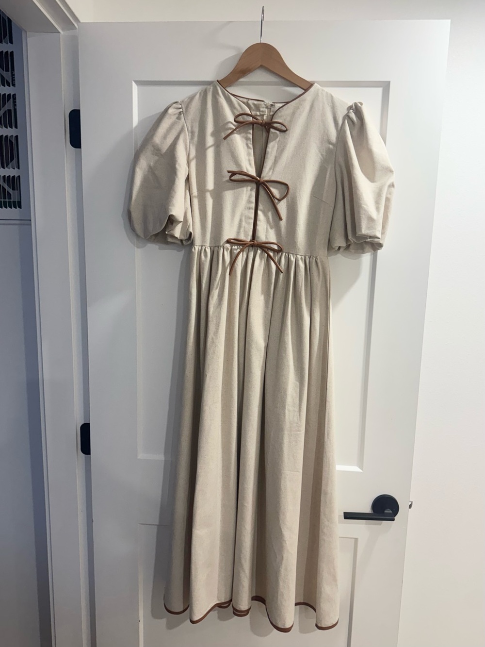 Cream Puff-Sleeve Dress with Contrast Ties